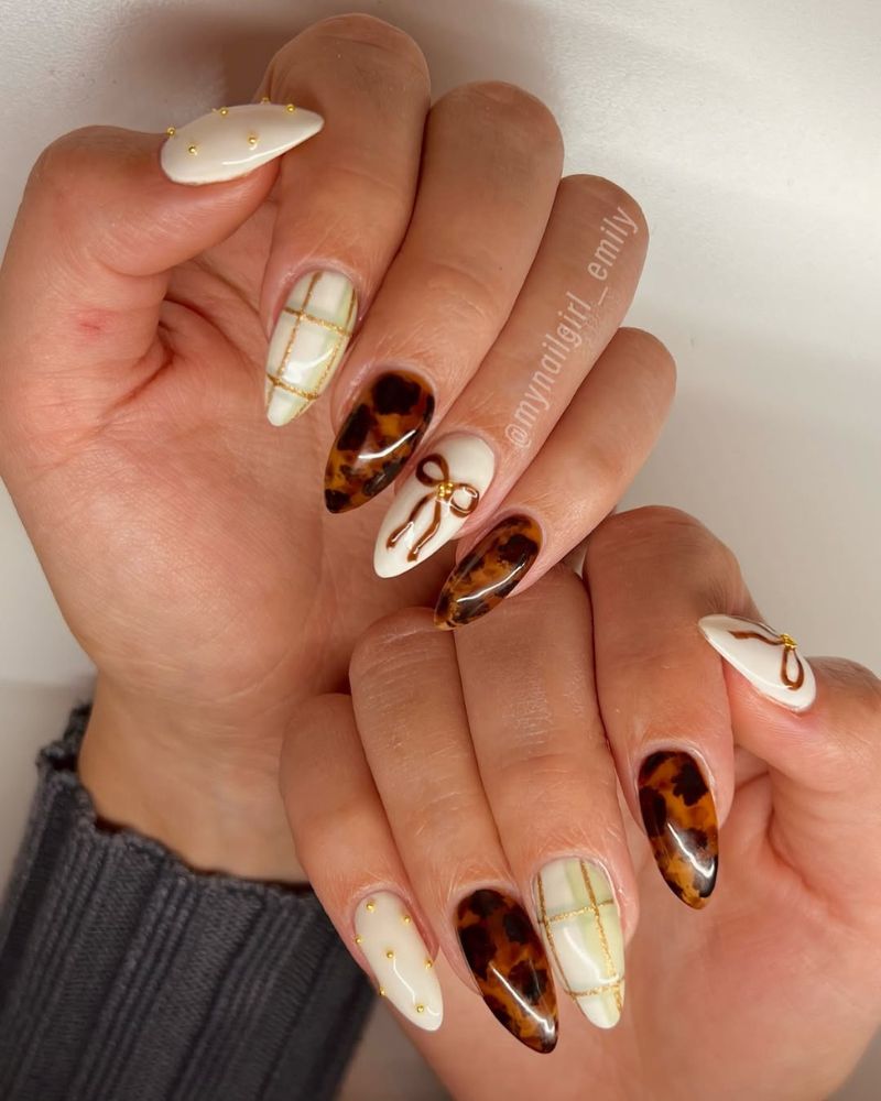 ongles d'automne mignons avec base blanche et nail art écaille de tortue