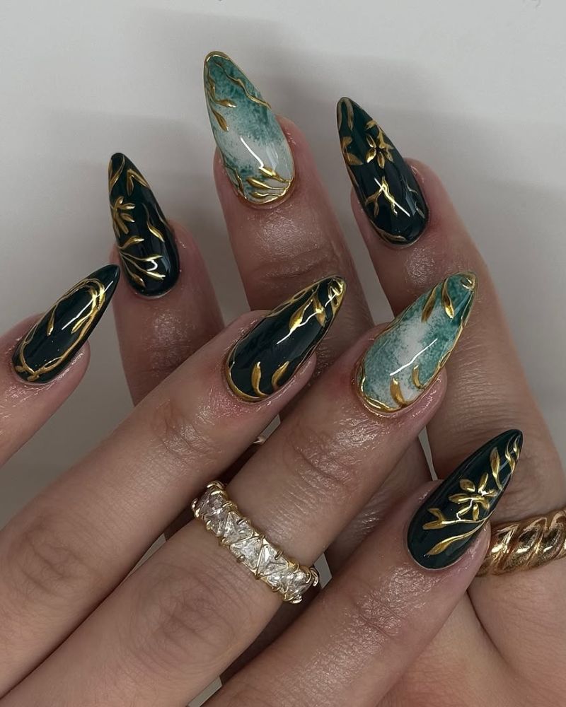 ongles vert émeraude avec nail art marbre et accents dorés