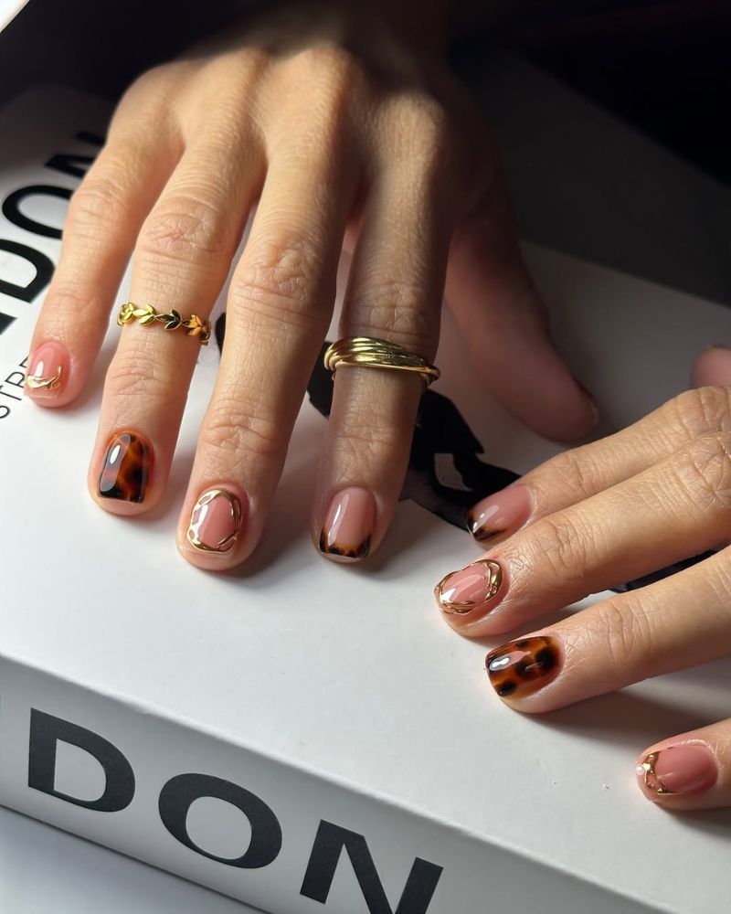 ongles courts d’automne avec motif tortue et éléments 3D dorés
