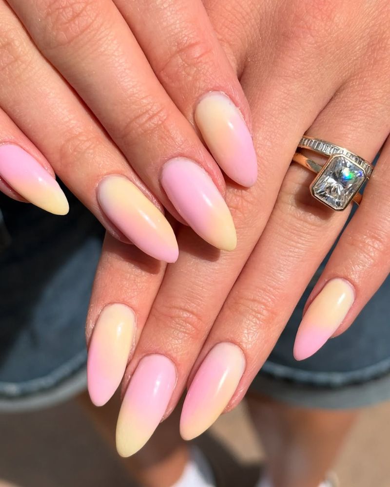 ongles dégradés rose et jaune en forme stiletto longue
