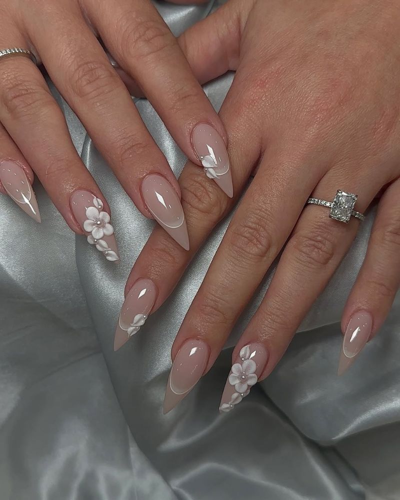 nail art floral blanc stiletto pointu