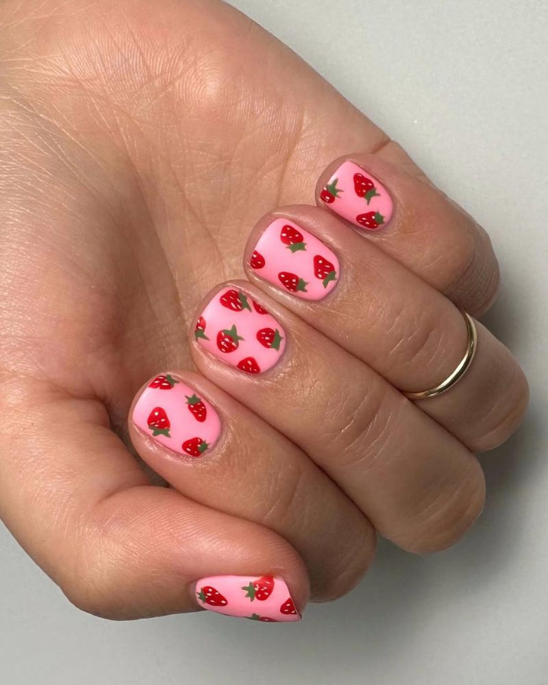 Ongles roses courts avec nail art fraise rouge, manucure facile à faire soi-même