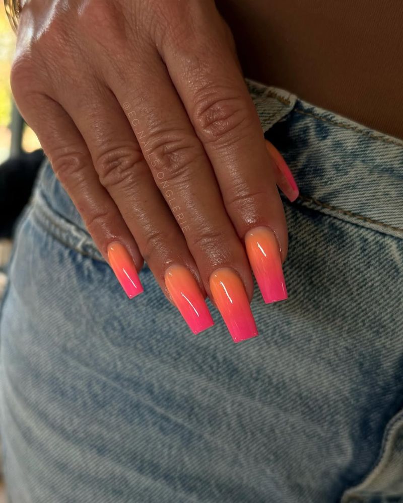 ongles coffin dégradé rose et orange d'été