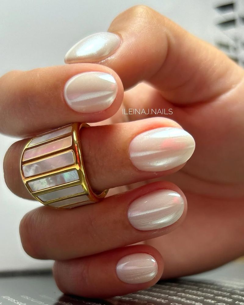 ongles chrome blanc, ongles courts, ongles élégants