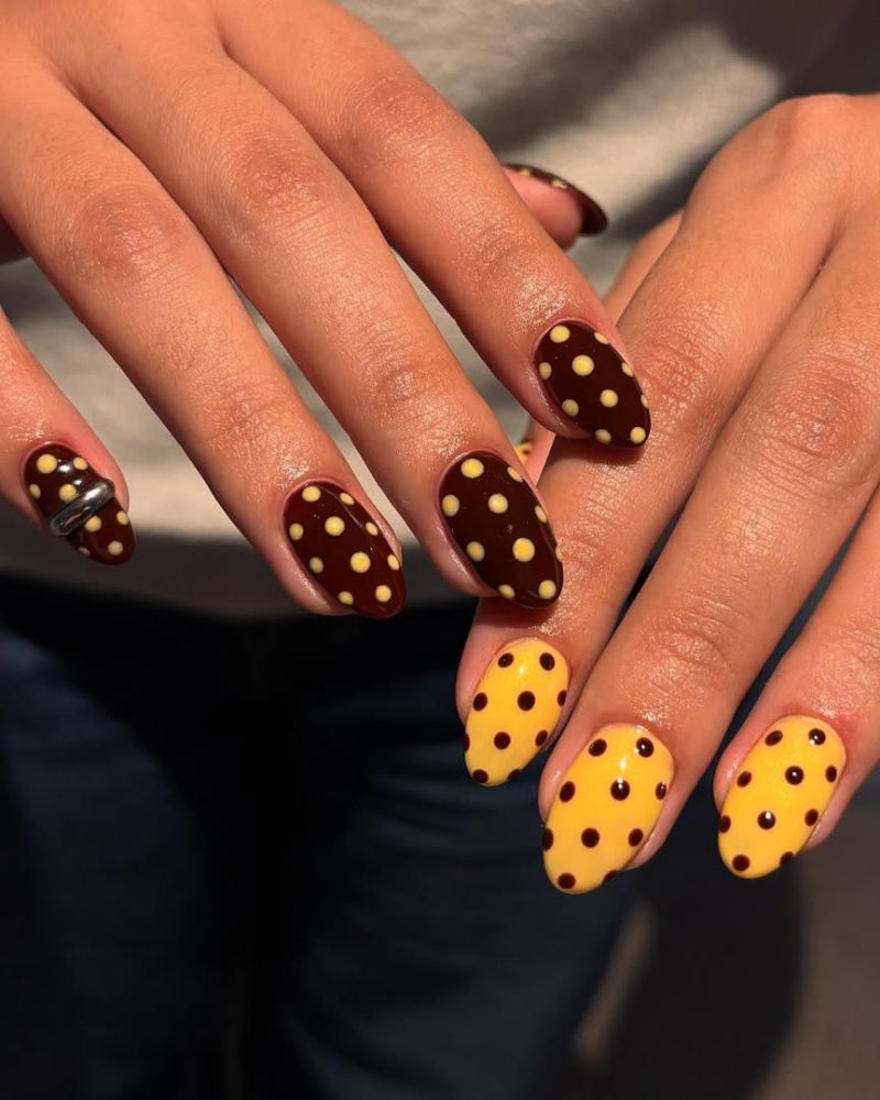 pois marron et jaune sur ongles