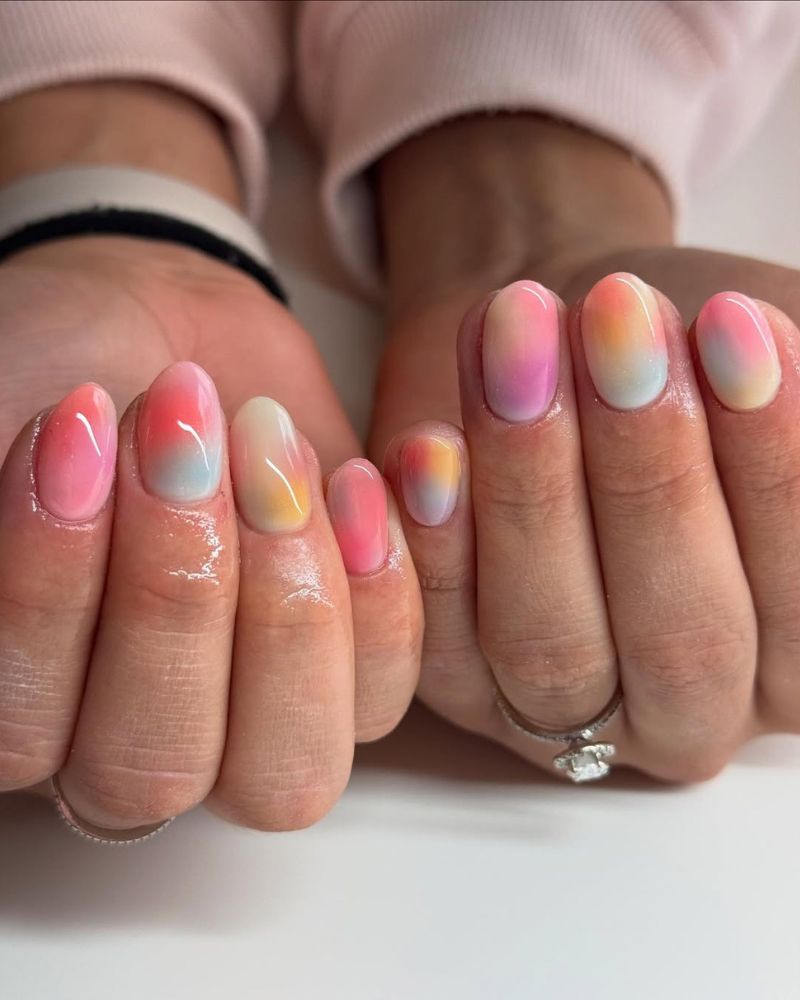 ongles courts et colorés pour l'été