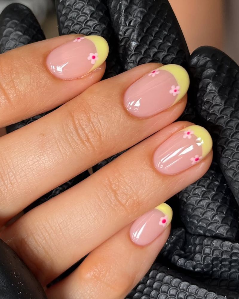 french tip jaune, fleurs de cerisier minimalistes