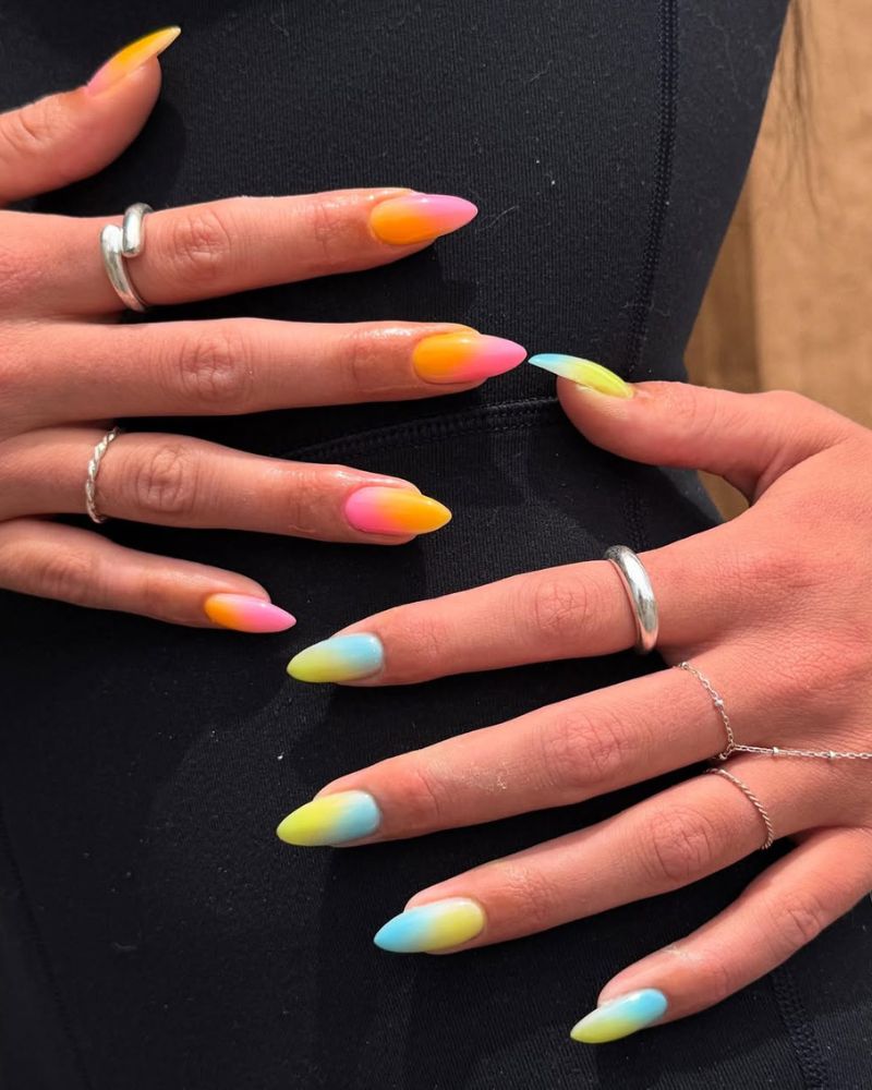 ongles d'été amusants. moitié rose et orange, moitié bleu et vert