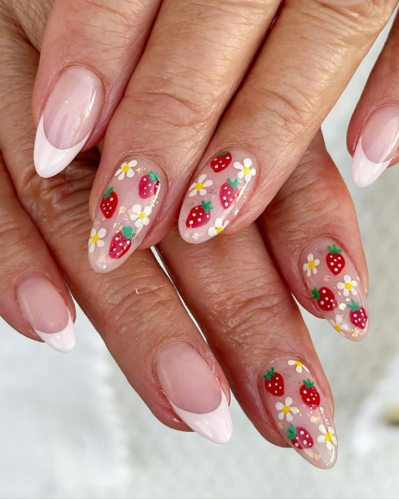 Ongles roses clairs élégants en forme amande longue, avec fraises rouges minimalistes et fleurs de fraise