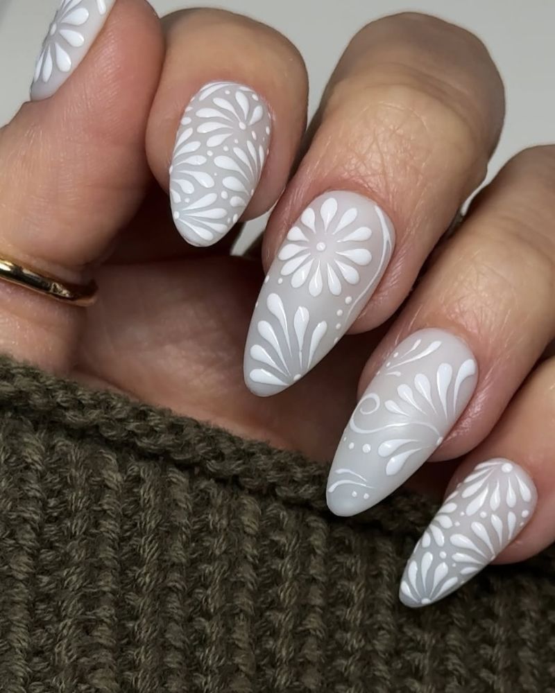 nail art floral sur base blanche mate, forme amande longue