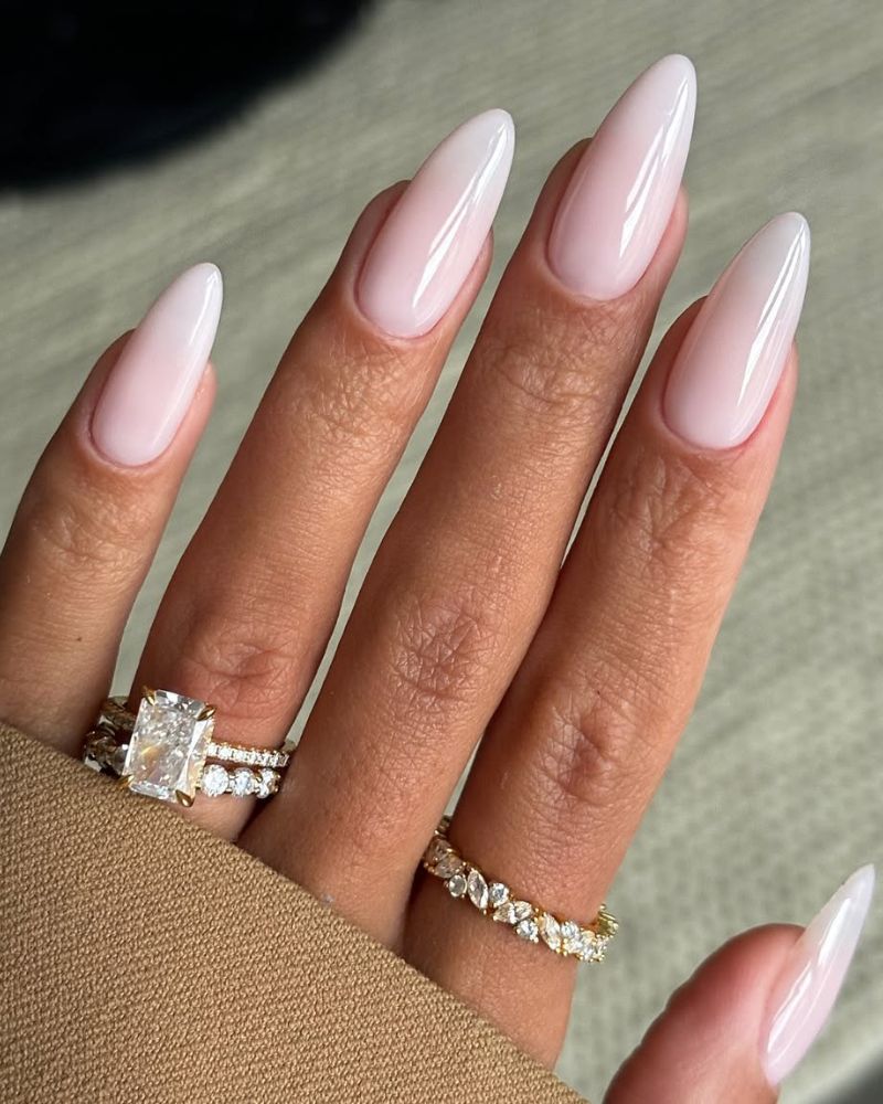 ongles longs amande en teinte blanc rose propre