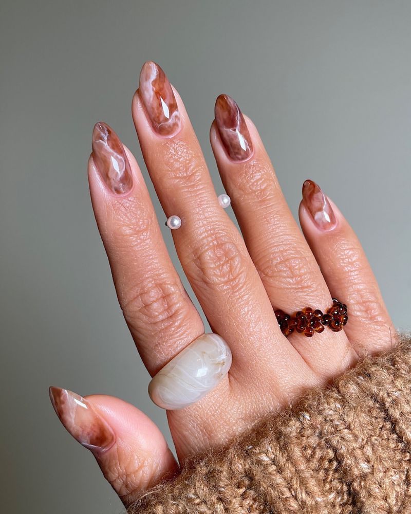 design marbre marron hiver, ongles coffee latte