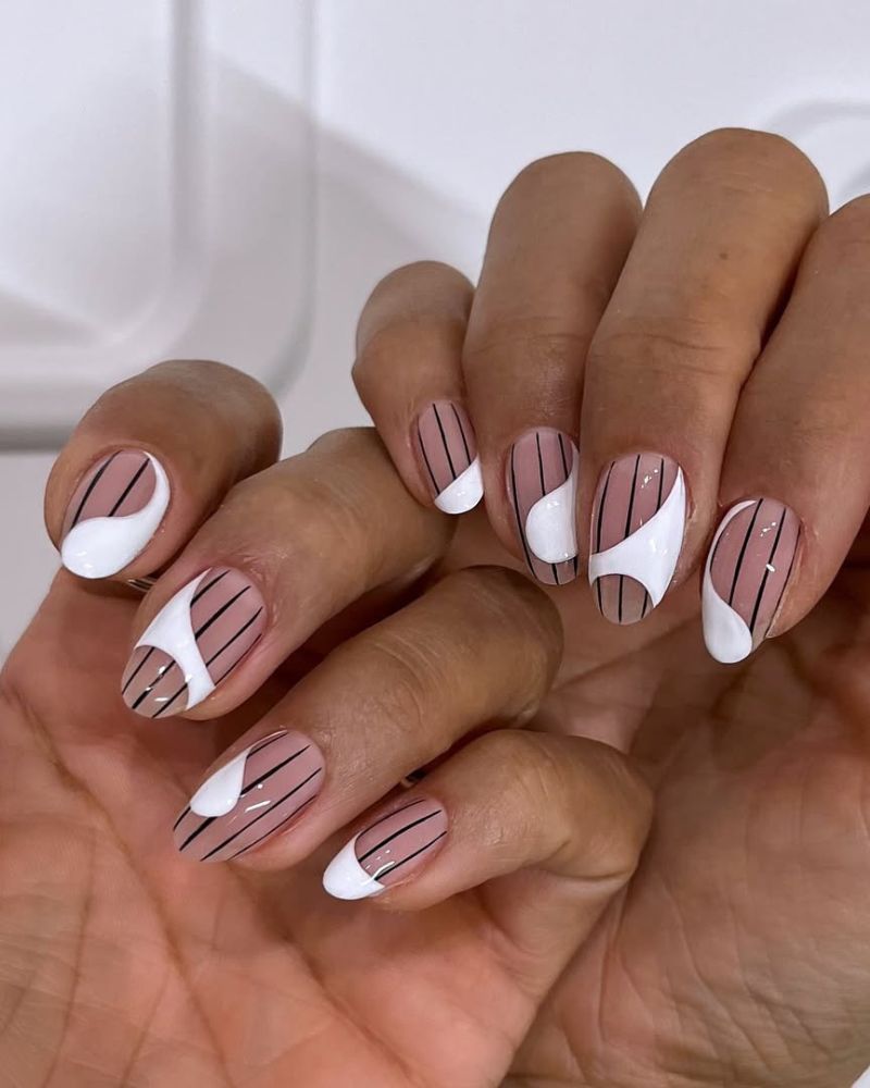 design de nail art blanc sur ongles nude