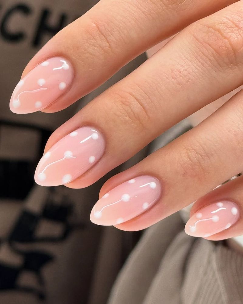 ongles classe avec base nude et pois blancs