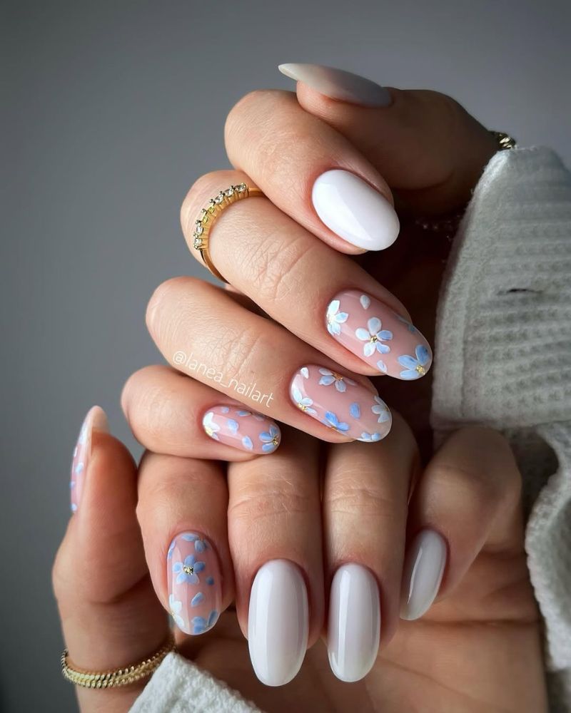 ongles blanc laiteux avec nail art fleurs bleues