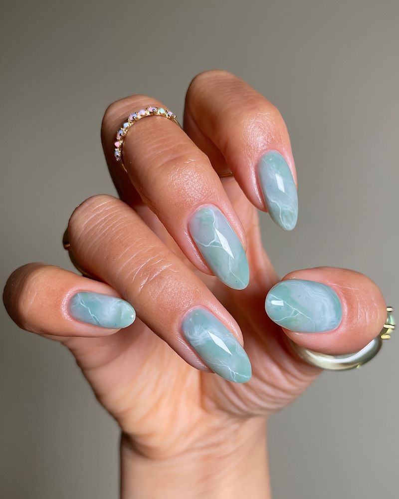 ongles marbre bleu, ongles bleu clair