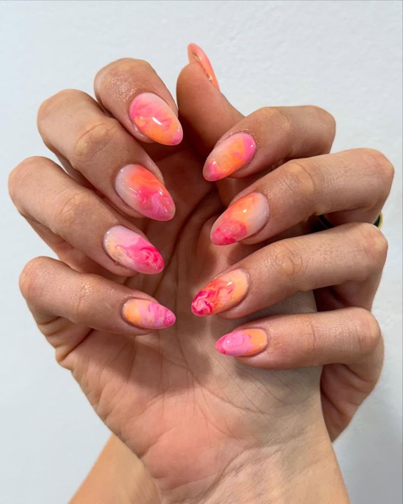 nail art marbre avec couleurs coucher de soleil
