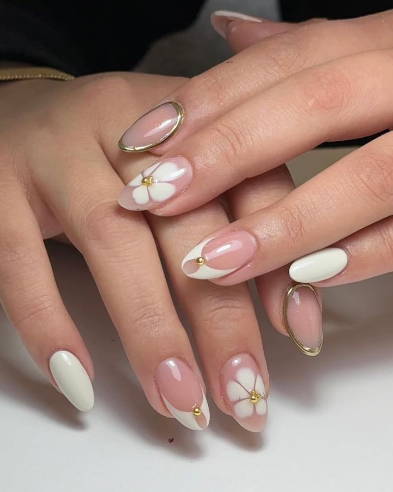 ongles amande blancs avec nail art doré et floral
