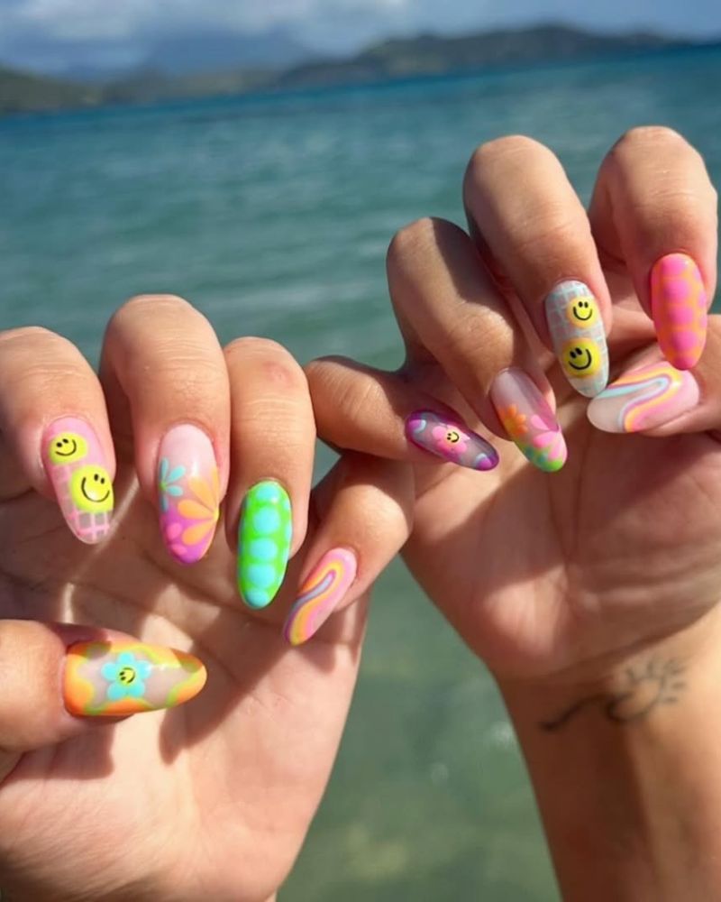 manucure été fun avec sourires, fleurs et pois