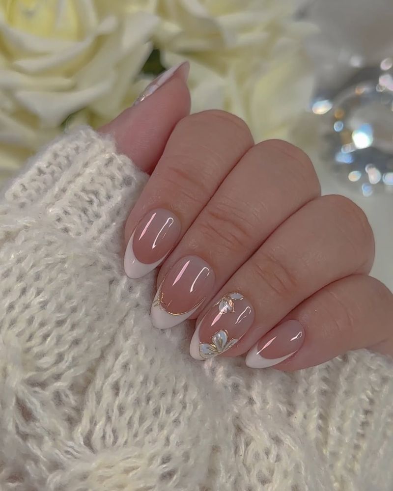 ongles de mariage délicats pour mariée, avec bouts français blancs et nail art floral