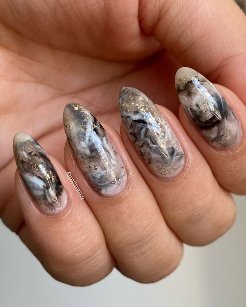 nail art marbre noir et blanc sur manucure amande