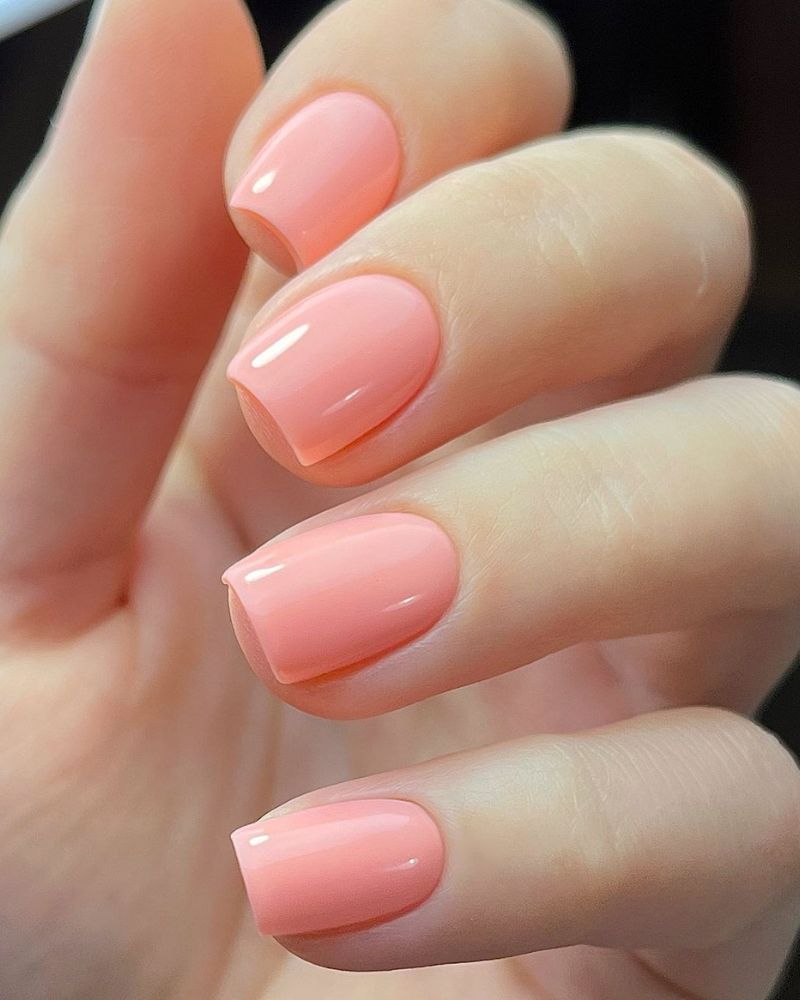 ongles nude simples, ongles chics