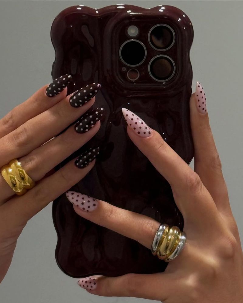 ongles stiletto bordeaux et rose clair avec pois