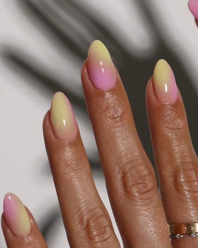 nail art pastel rose et jaune pour l'été