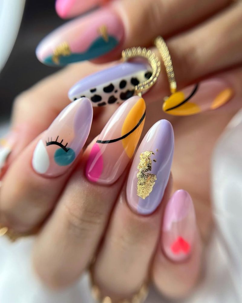 ongles abstraits lavande, orange et bleu en forme amande