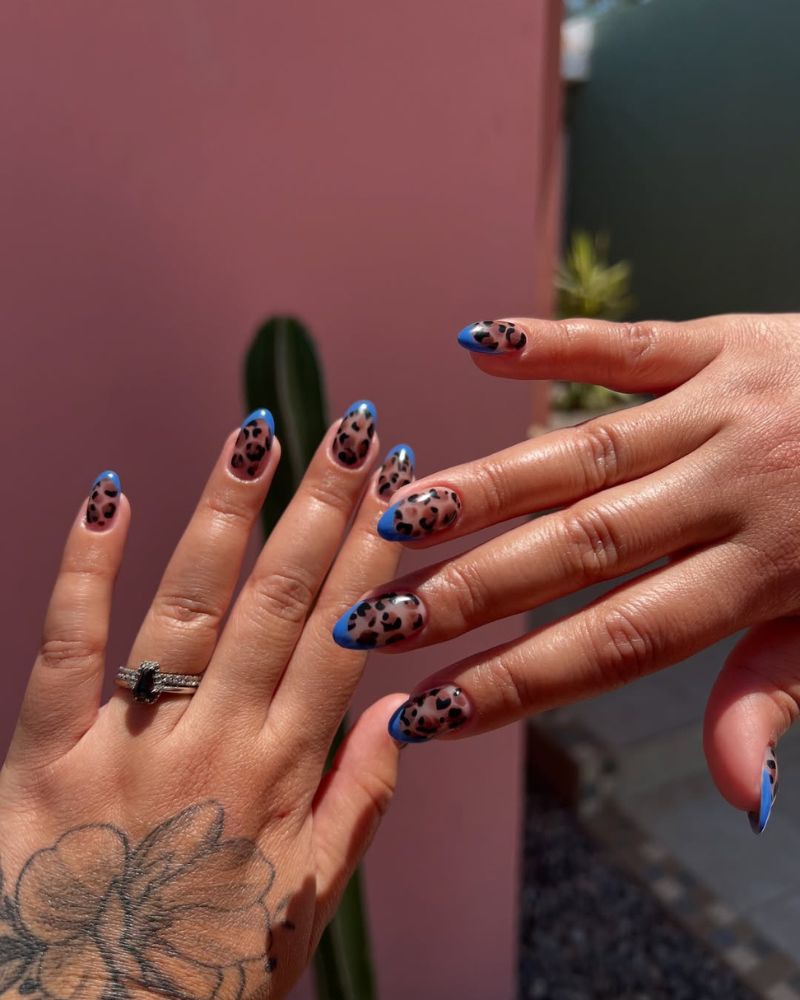 ongles léopard avec pointes bleues en forme amande