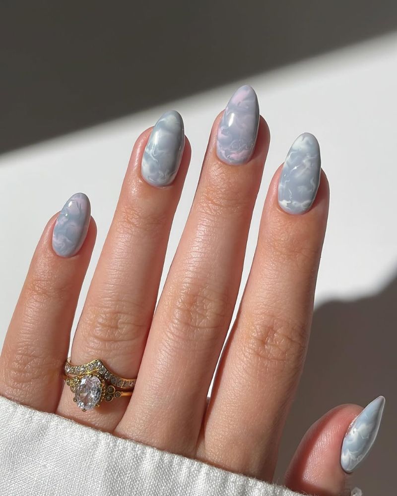 design marbre gris avec accents blancs et roses