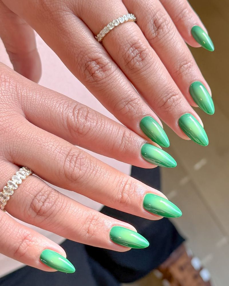 ongles aura verte, ongles longs amande, inspiration d’ongles d'été