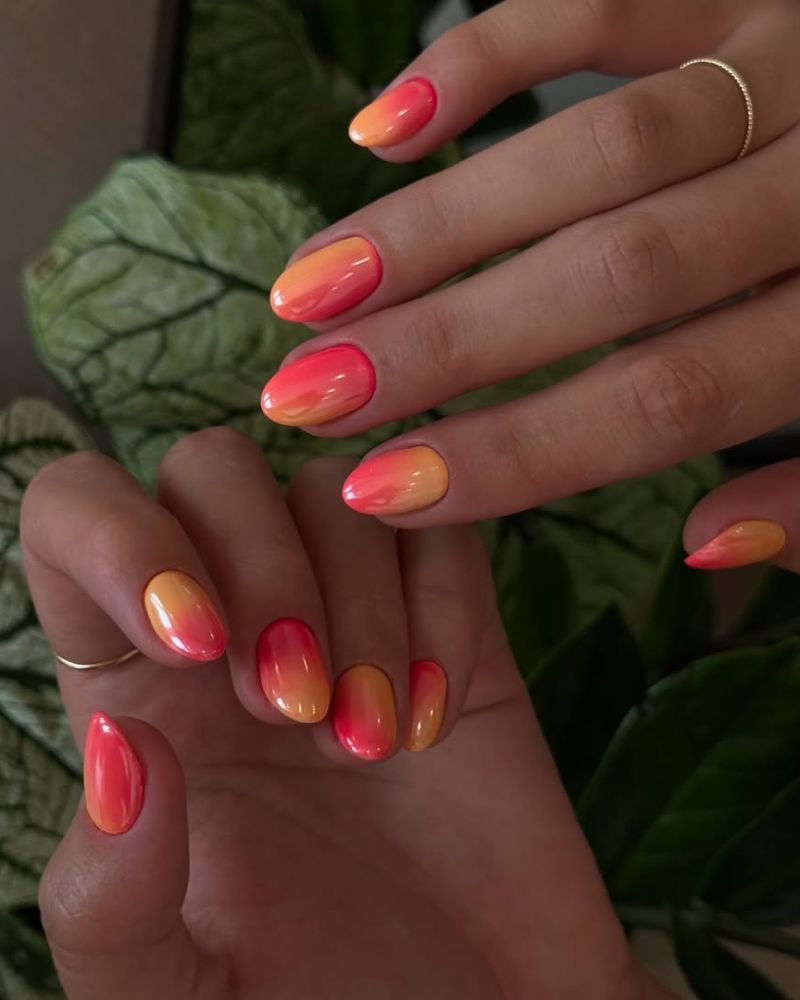 ongles dégradés coucher de soleil en nuances d'orange et rose, manucure courte d'été avec chrome