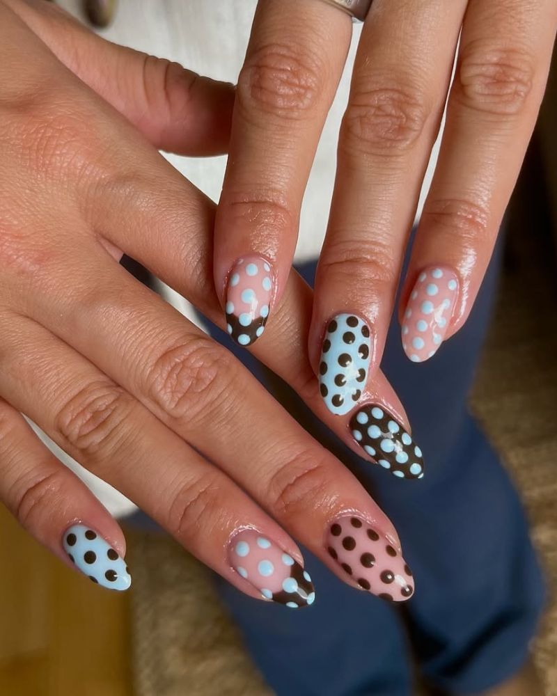 design de pois sur ongles amande, avec pois marron et bleu