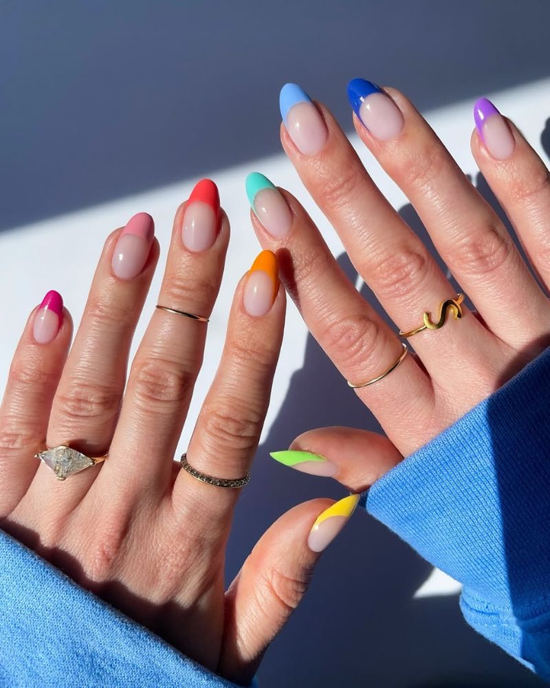 french manucure arc-en-ciel, bouts d’ongles colorés
