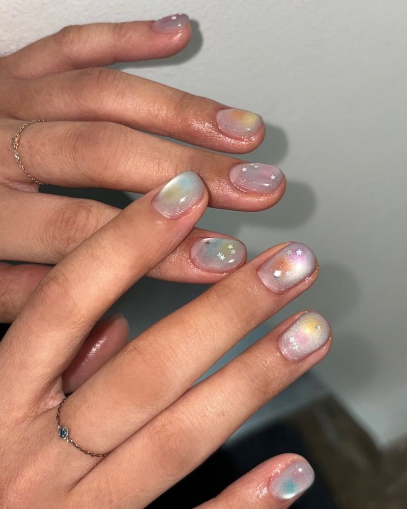 Ongles œil de chat courts en nuances pastel, style k-nails