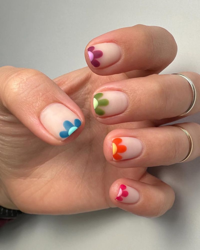 design simple de nail art floral, nail art coloré