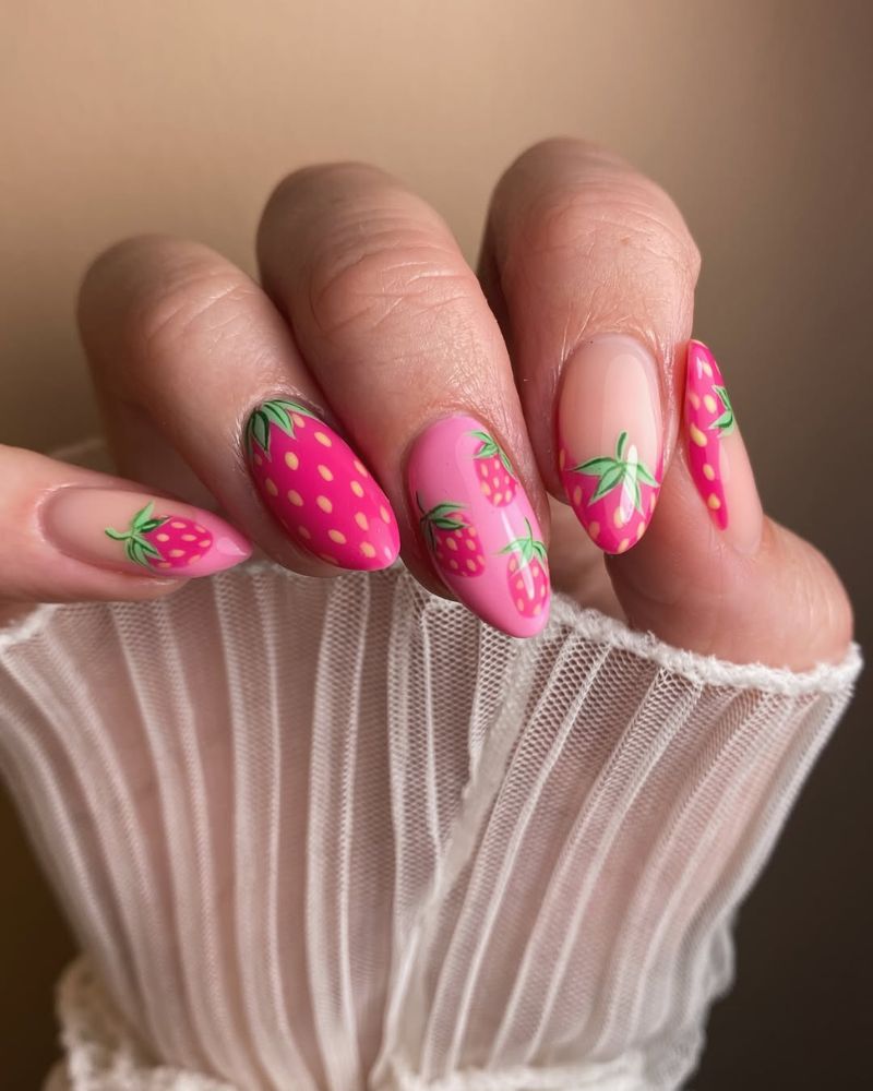 Jolis ongles fraise roses sur une forme amande longue