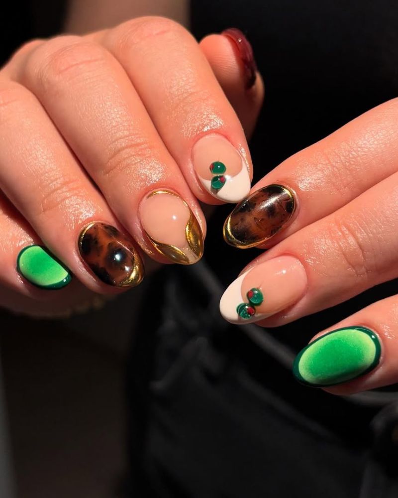 ongles courts d'automne avec accents verts, dorés et marrons