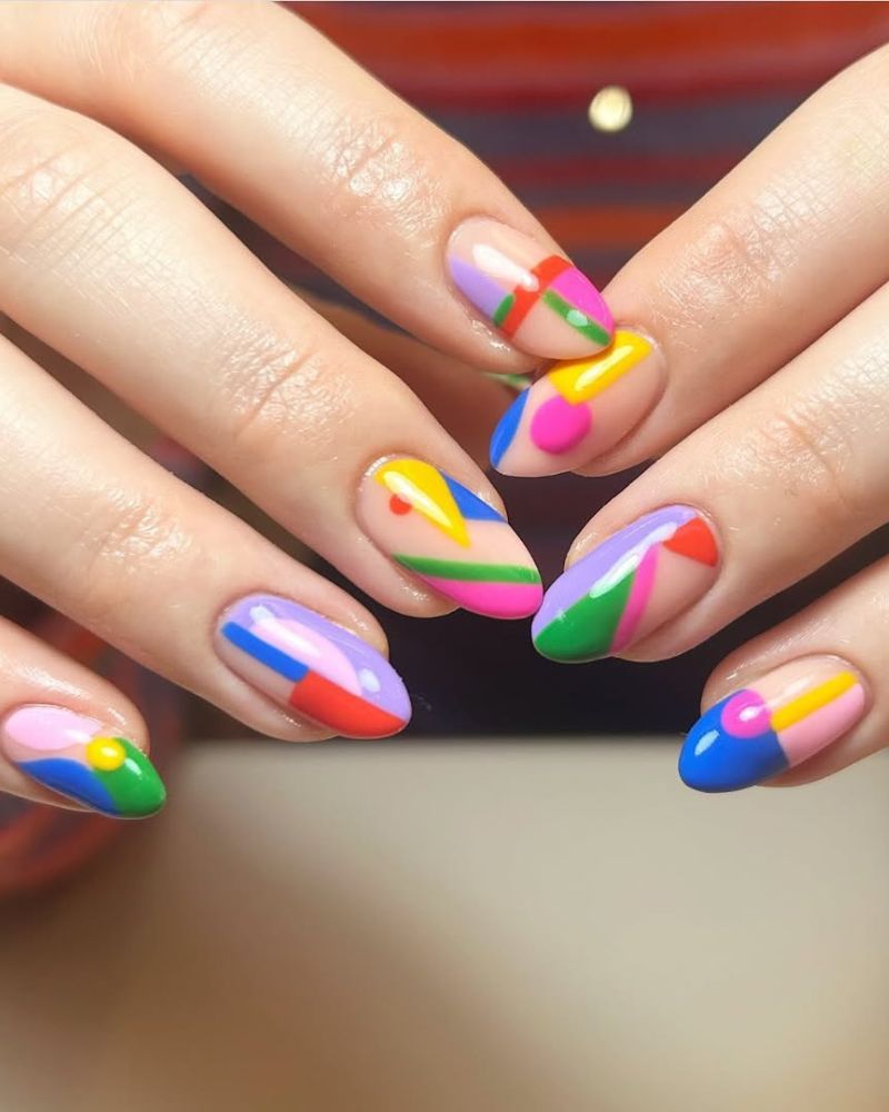 ongles amande longs avec formes colorées d'été