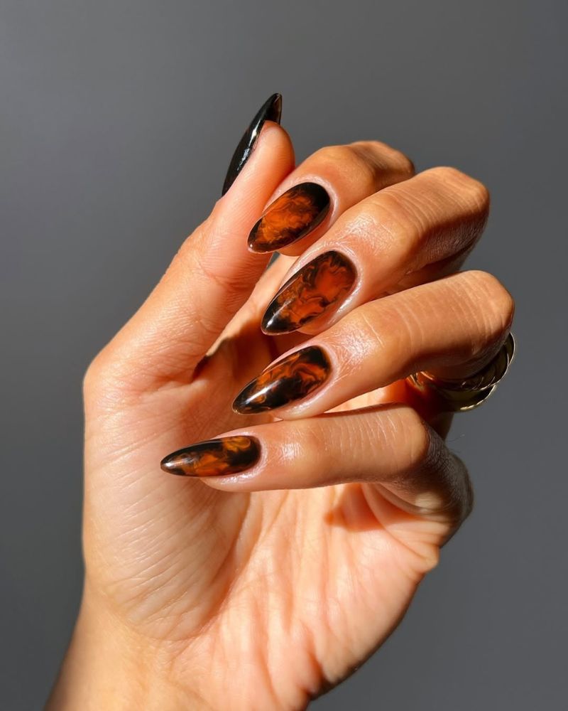 longs ongles stiletto nail art marbré automne hiver