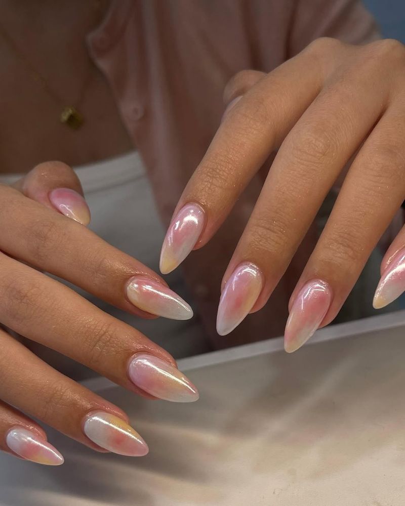 ongles bonbons pastels avec chrome nacré forme stiletto