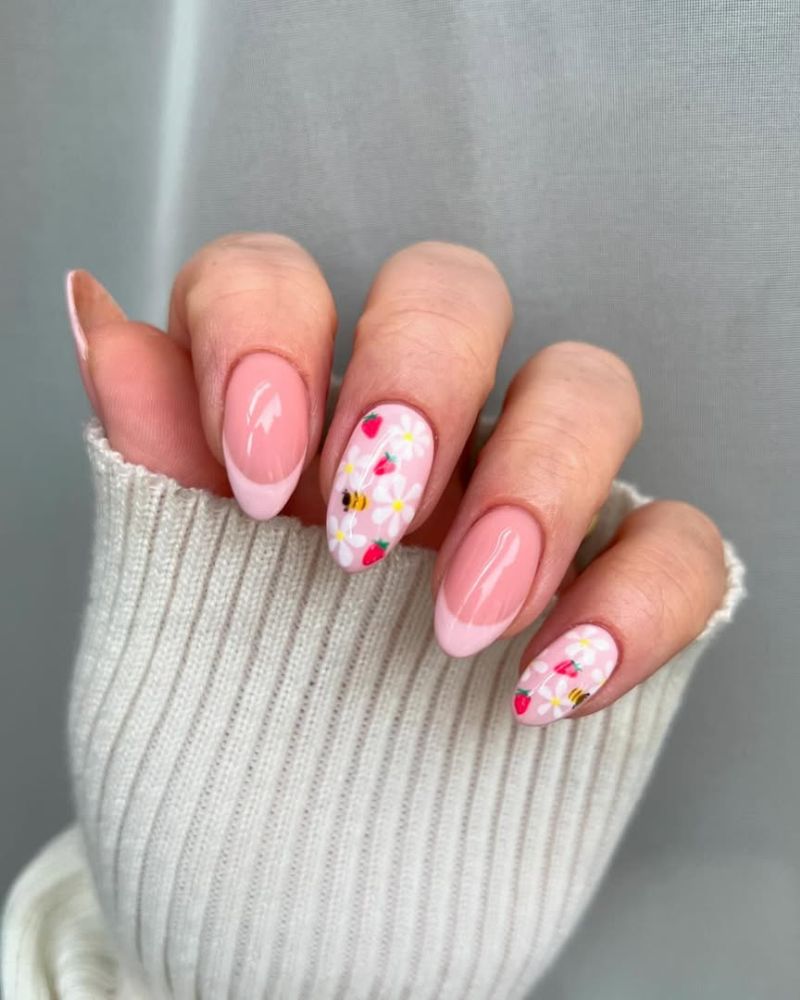 Ongles rose clair avec french, nail art fleurs, petites fraises et abeilles