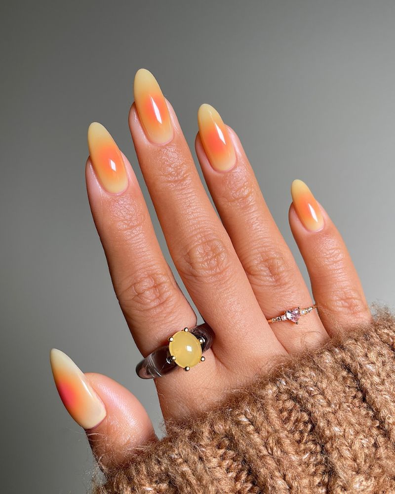 nail art aura jaune et orange sur ongles longs amande
