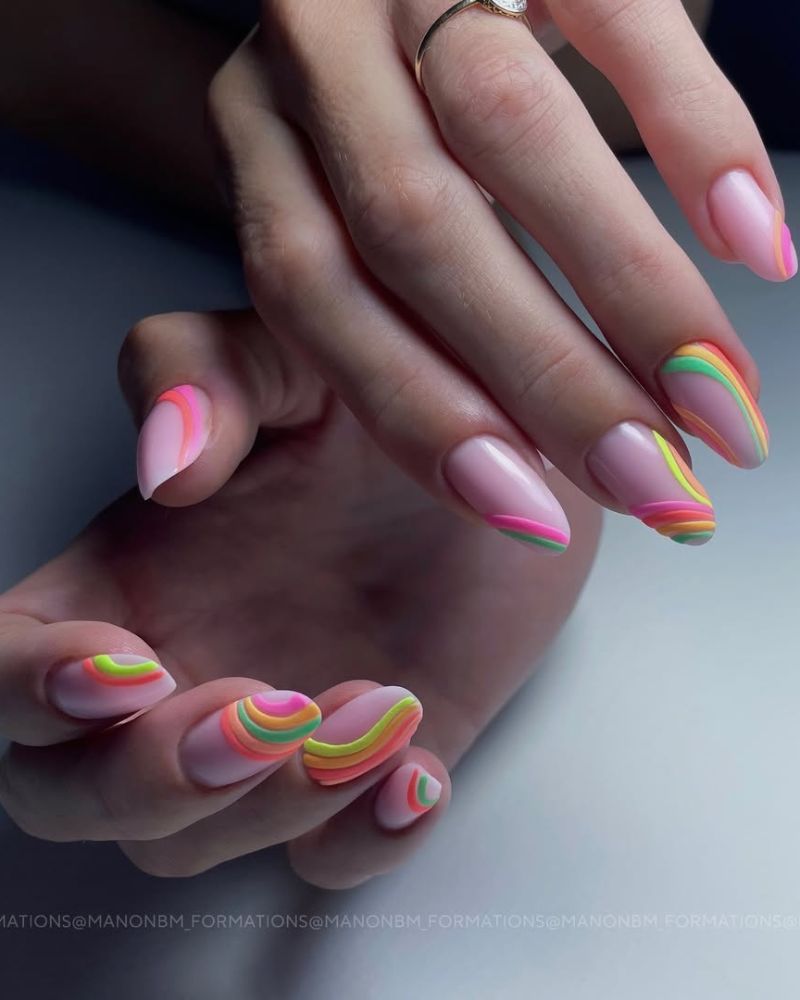 ongles bonbons arc-en-ciel base nude avec nail art mat