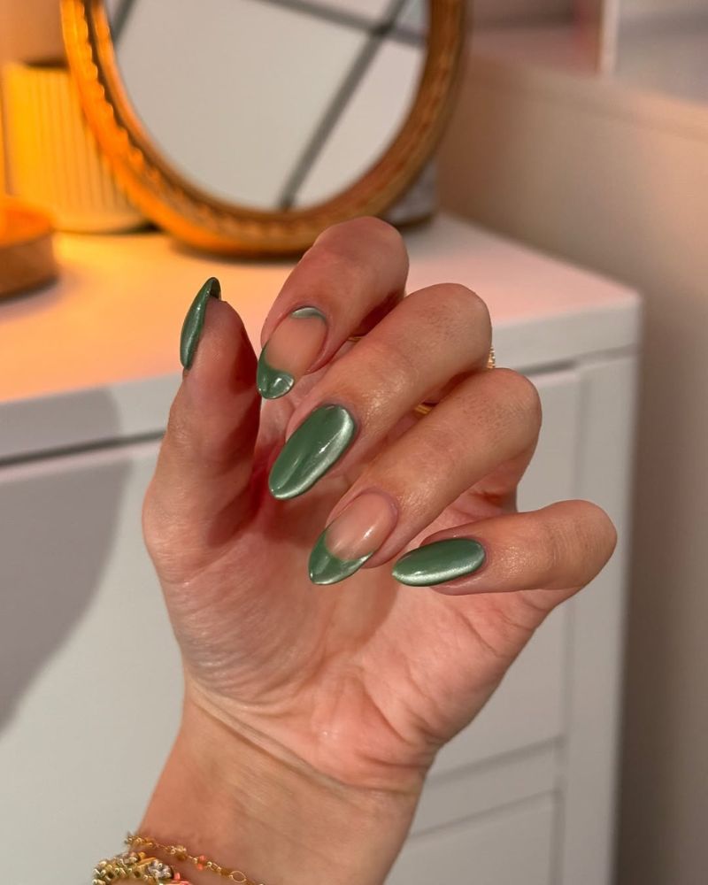 manucure festive avec ongles cat eye verts