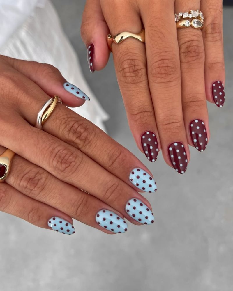 ongles courts bordeaux et bleu