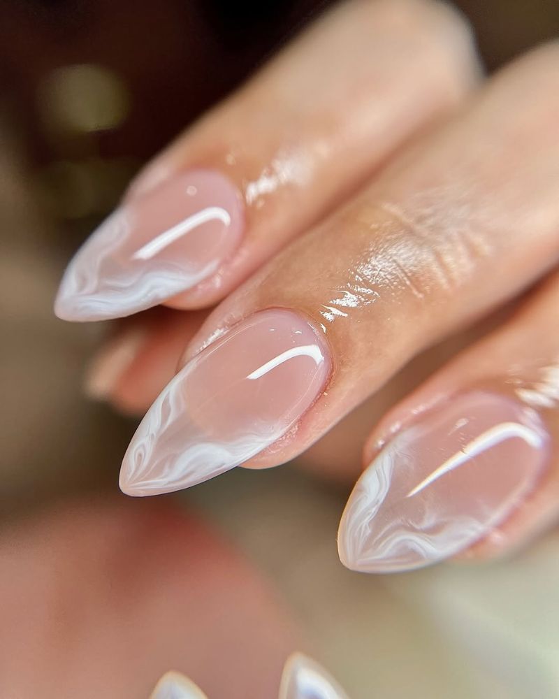 ongles stiletto avec bouts marble nail art, manucure gel-x