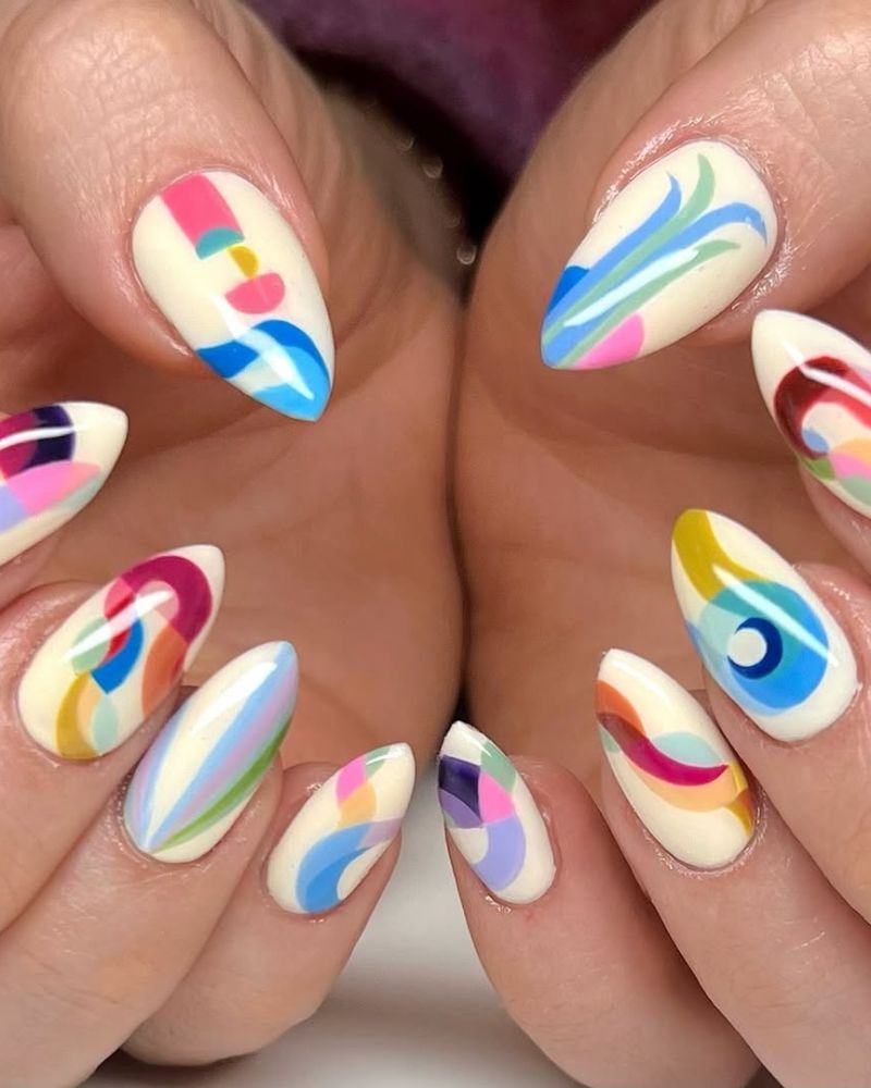 ongles stilettos crème avec formes abstraites