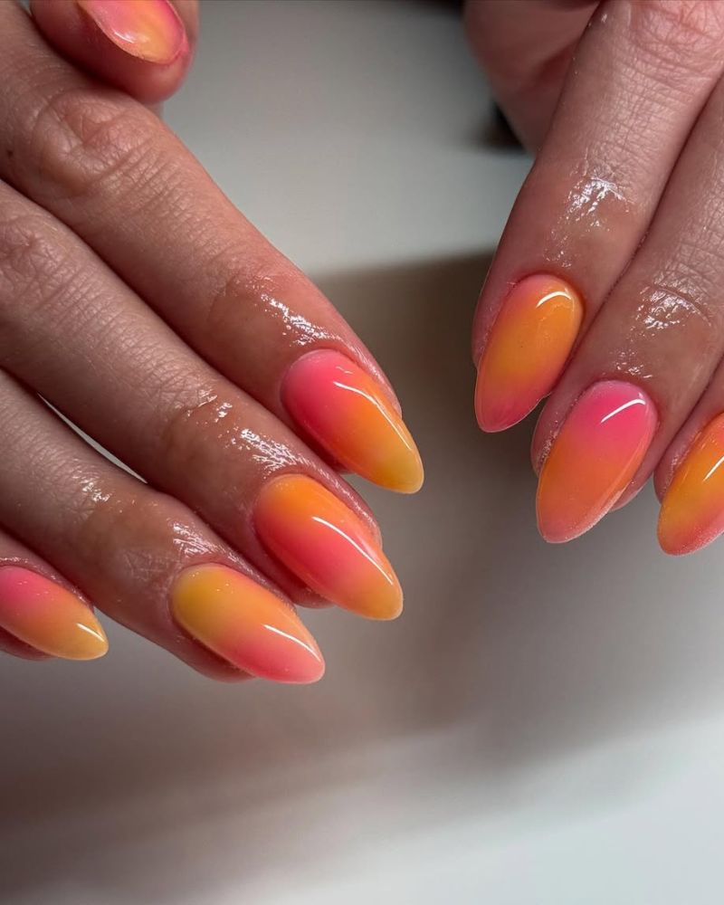 ongles rose vif et orange coucher de soleil sur manucure amande